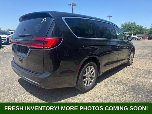 Used 2023 Chrysler Pacifica Touring-L FWD image 2