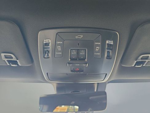 Used 2026 Toyota Sienna Platinum AWD/4WD image 18