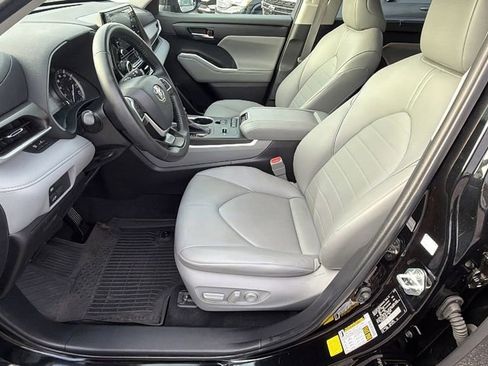 Used 2022 Toyota Highlander XLE image 12