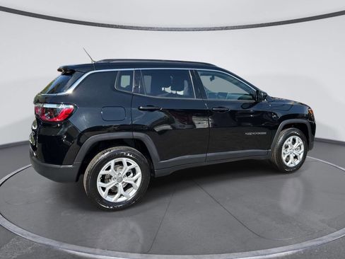 Used 2024 Jeep Compass Latitude AWD/4WD image 3