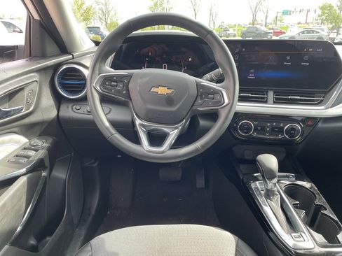 Used 2025 Chevrolet Trax LT w/ LT Convenience Package FWD image 12