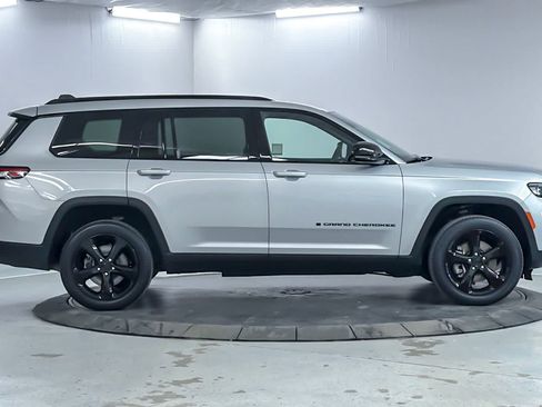 Used 2023 Jeep Grand Cherokee L Laredo AWD/4WD image 8