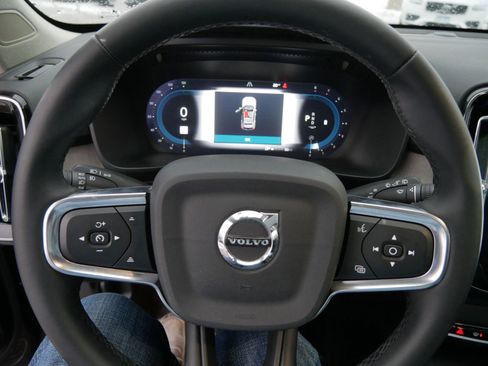 Used 2025 Volvo XC40 B5 Core image 25