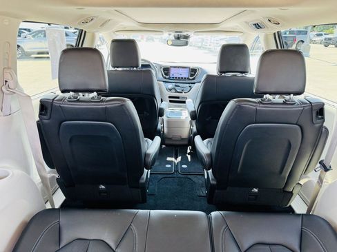 Used 2023 Chrysler Pacifica Touring-L FWD image 31