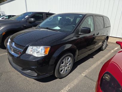 Used 2018 Dodge Grand Caravan SE w/ UConnect Hands-Free Group