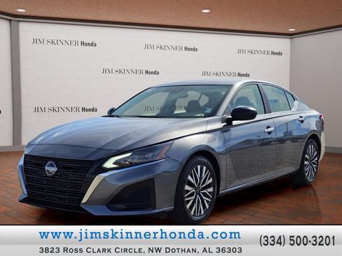 Used 2024 Nissan Altima 2.5 SV FWD image 1