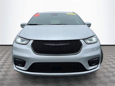 Used 2022 Chrysler Pacifica Limited w/ Uconnect Theater Family Group image 2