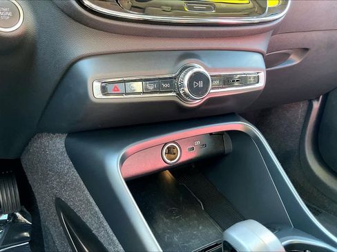 Used 2024 Volvo XC40 B5 Core image 30