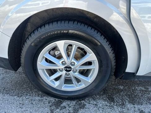 Used 2022 Kia Carnival LX image 22