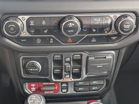 Used 2024 Jeep Wrangler Unlimited Rubicon w/ Convenience Group AWD/4WD image 21