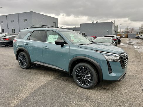 New 2026 Nissan Pathfinder SL image 2