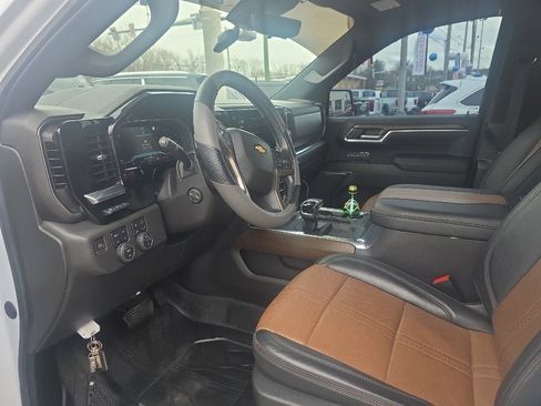 Used 2023 Chevrolet Silverado 1500 High Country w/ High Country Premium Package AWD/4WD image 5