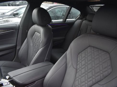 Used 2023 BMW 530e xDrive w/ Executive Package image 9