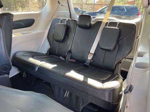 Used 2024 Chrysler Pacifica Select image 22