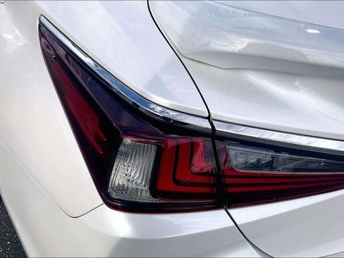 Used 2019 Lexus ES 300h w/ Accessory Package 2 image 29