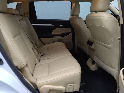 Used 2017 Toyota Highlander XLE image 19