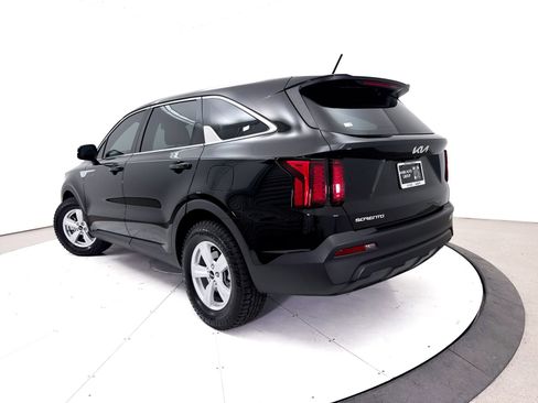 Certified 2023 Kia Sorento LX FWD image 2