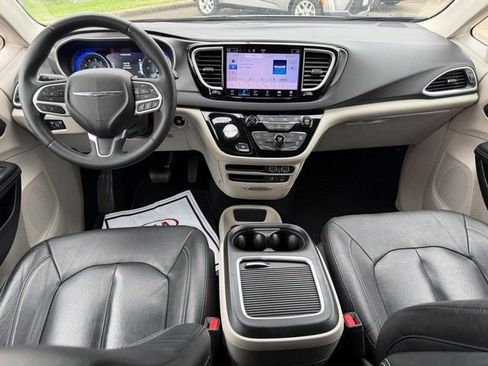Used 2022 Chrysler Pacifica Touring-L image 10