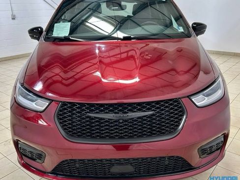 Used 2023 Chrysler Pacifica Limited w/ Uconnect Theater Family Group FWD image 8