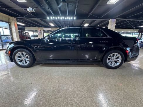 Used 2022 Chrysler 300 Touring RWD image 4
