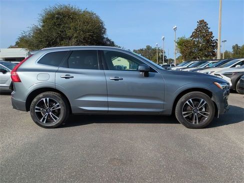 Used 2021 Volvo XC60 T5 Momentum w/ Premium Package image 3