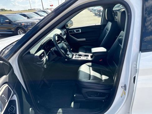 Used 2023 Ford Explorer XLT w/ Equipment Group 202A AWD/4WD image 19