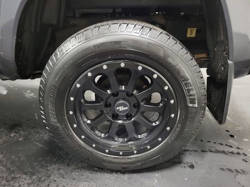 Used 2016 Toyota Tacoma Limited w/ Towing Package image 10