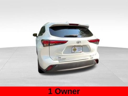 Used 2022 Toyota Highlander XLE AWD/4WD image 6