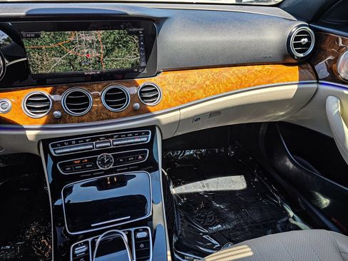 Used 2018 Mercedes-Benz E 400 4MATIC Sedan image 21