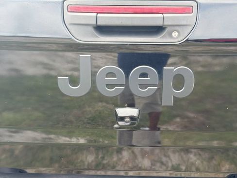 Used 2023 Jeep Gladiator Sport AWD/4WD image 11