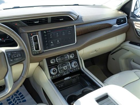 Used 2022 GMC Yukon XL Denali w/ Advanced Technology Package image 19