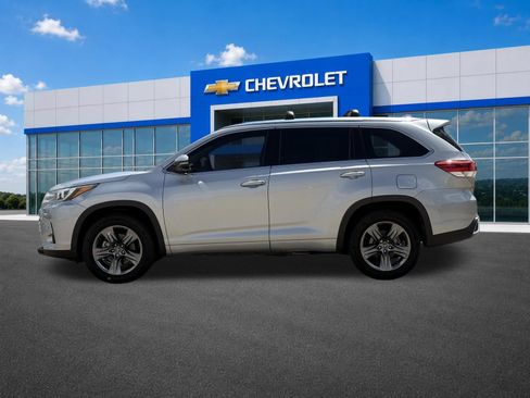 Used 2018 Toyota Highlander Limited Platinum FWD image 4