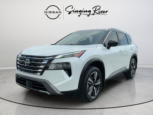 Certified 2025 Nissan Rogue SL w/ SL Premium Package FWD image 3