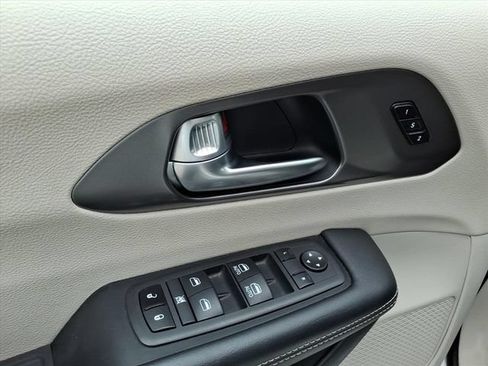 Used 2024 Chrysler Pacifica Touring-L FWD image 16