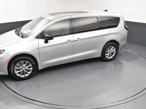 New 2026 Chrysler Pacifica Select AWD/4WD image 15