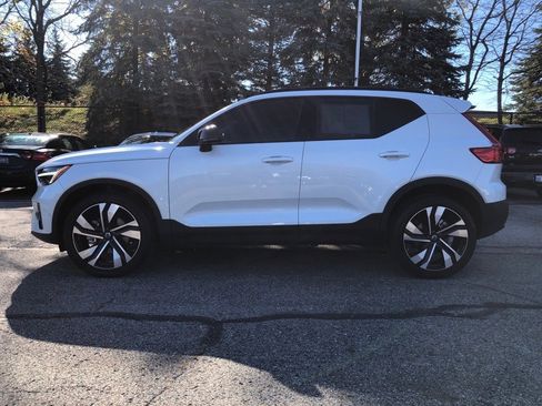 Used 2023 Volvo XC40 B5 Plus w/ Driver Assist Package image 7
