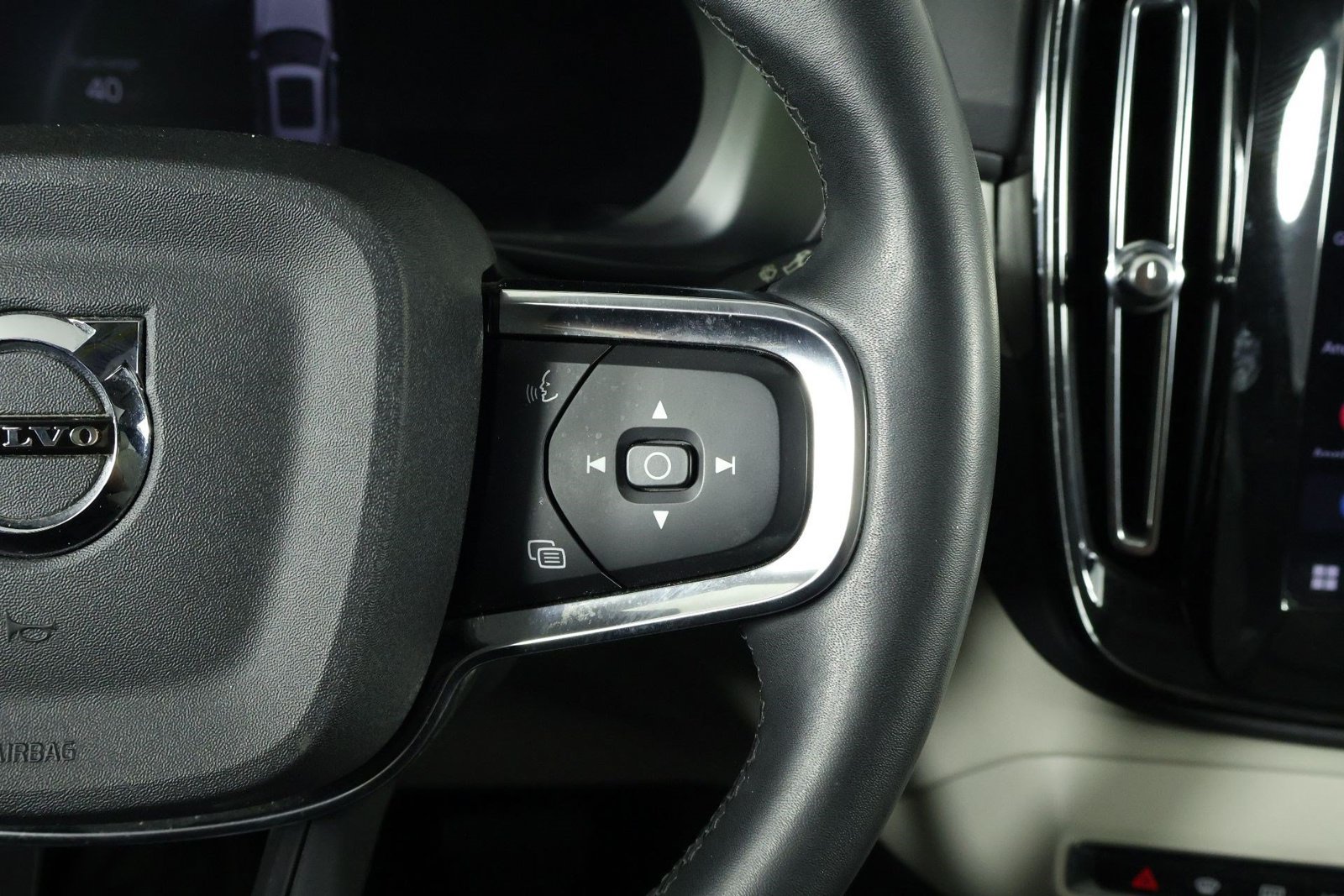 Used 2024 Volvo XC40 B5 Plus w/ Protection Package Premier AWD/4WD image 11