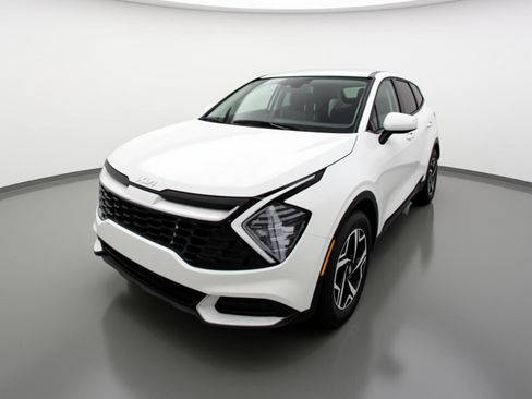 Used 2025 Kia Sportage LX image 3