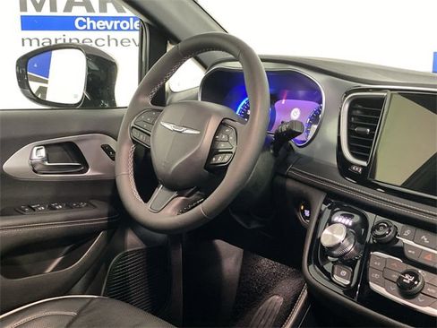 Used 2025 Chrysler Pacifica Limited image 14