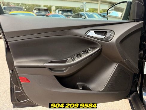 Used 2018 Ford Focus SE FWD image 19