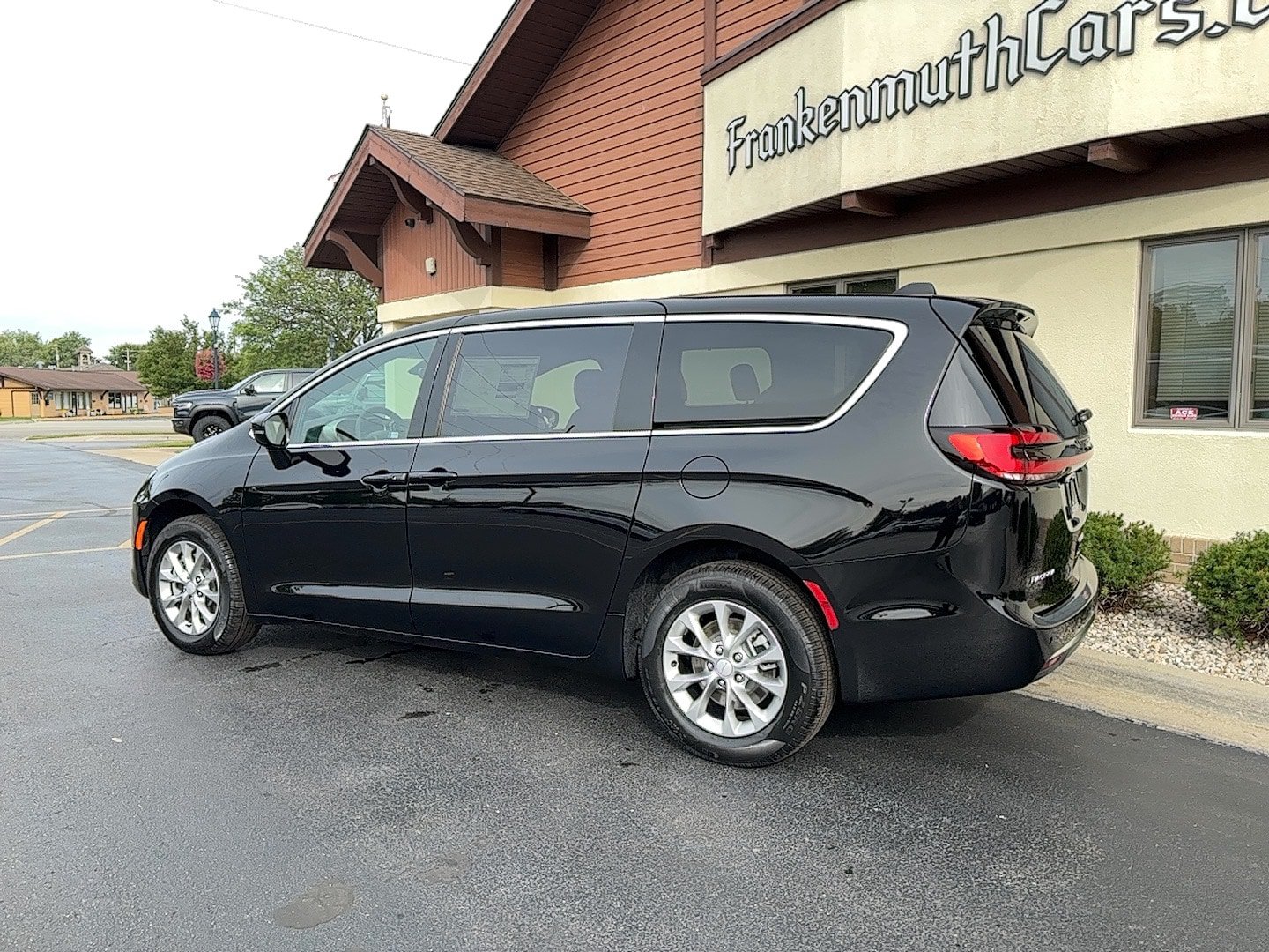 New 2027 Chrysler Pacifica Select AWD/4WD image 18