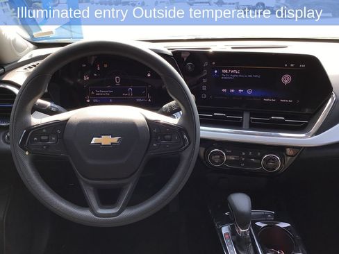 Used 2025 Chevrolet Trax LT FWD image 15