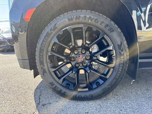 Used 2022 GMC Yukon XL Denali w/ Denali Premium Package image 5