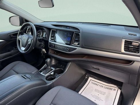 Used 2015 Toyota Highlander LE AWD/4WD image 16