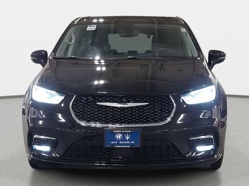 Used 2024 Chrysler Pacifica Touring-L image 2