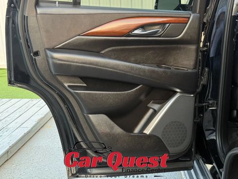 Used 2016 Cadillac Escalade Luxury AWD/4WD image 16