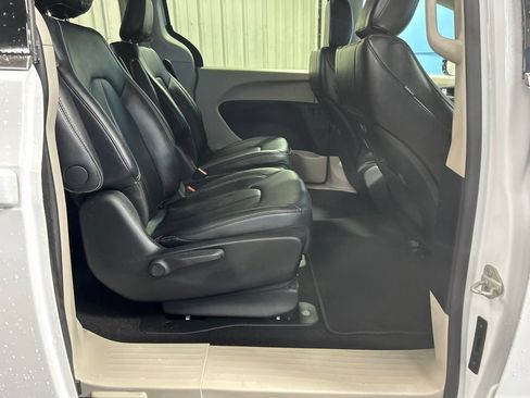 Used 2024 Chrysler Pacifica Limited FWD image 43