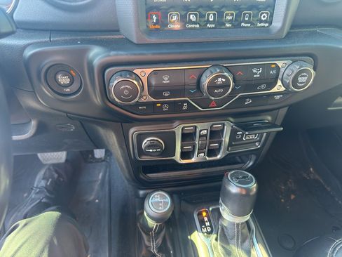 Used 2020 Jeep Wrangler Unlimited Sahara image 17