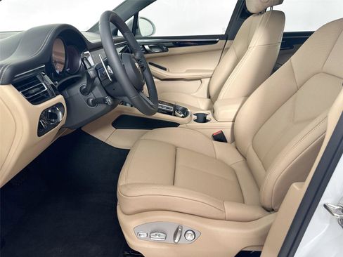 Certified 2026 Porsche Macan AWD/4WD image 5