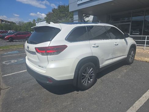 Used 2019 Toyota Highlander XLE AWD/4WD image 29